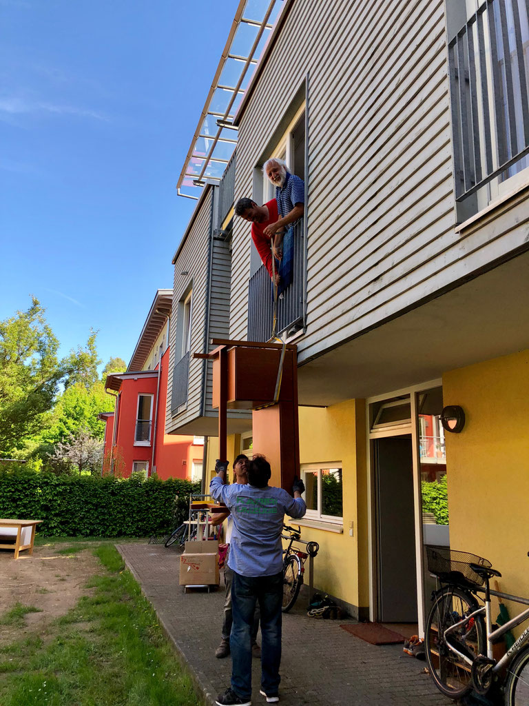 Professionelles Umzugsteam bei der Arbeit